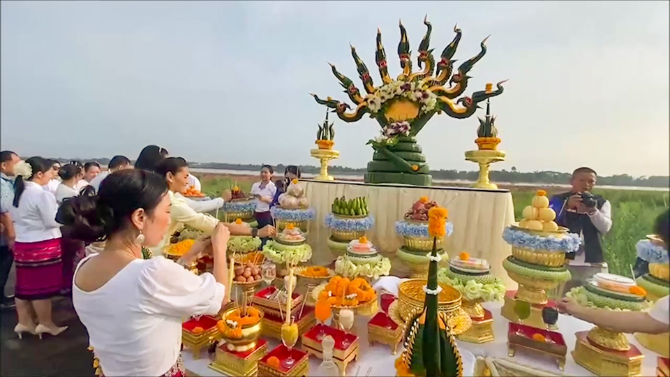 บวงสรวงสิ่งศักดิ์สิทธิ์ ก่อนแข่งเรือยาวประเพณีไทย ลาว เวียดนาม