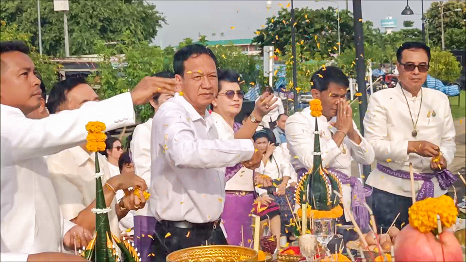 บวงสรวงสิ่งศักดิ์สิทธิ์ ก่อนแข่งเรือยาวประเพณีไทย ลาว เวียดนาม
