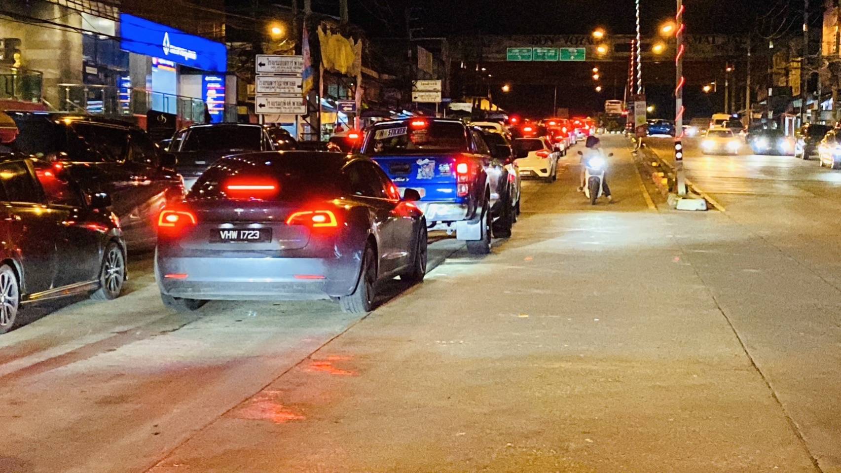 300 ชีวิต ติดหน้าด่านสะเดาหลังจากด่านปิดมาเลเซียปิดทำการต่อหน้า หลายครอบครัวต้องนอนค้างในรถ