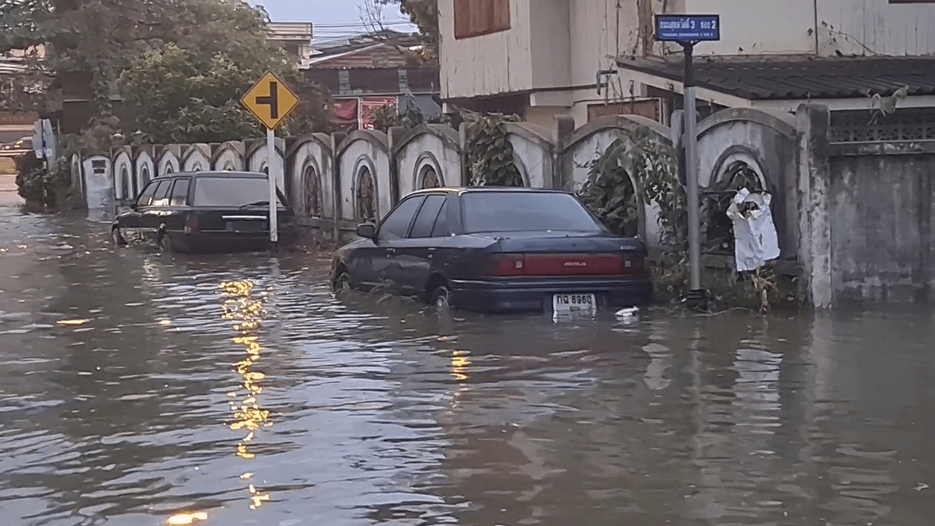 ลำปางฝนถล่ม! หลายชุมชนในตัวเมืองน้ำเริ่มท่วมขัง