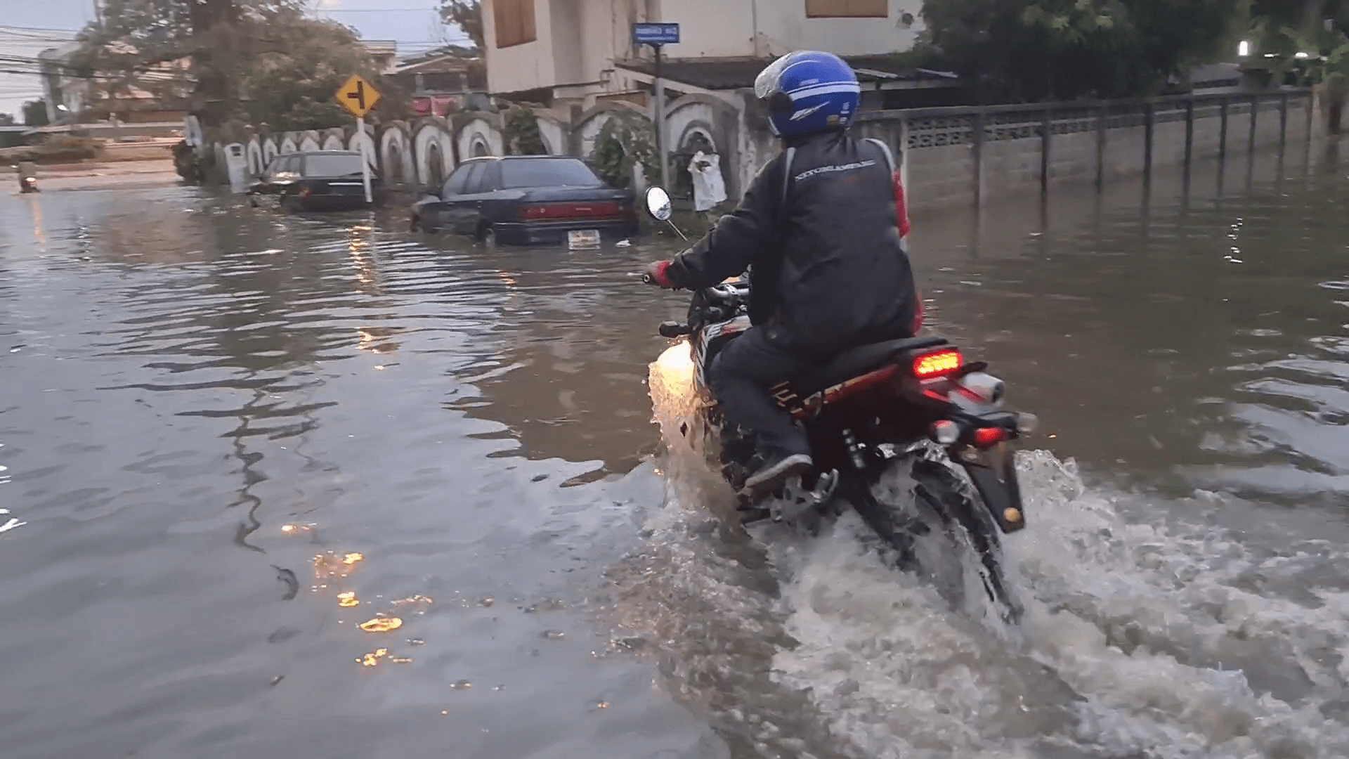 ลำปางฝนถล่ม! หลายชุมชนในตัวเมืองน้ำเริ่มท่วมขัง