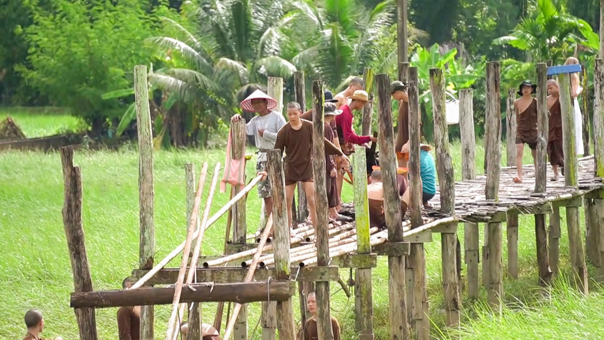 พระเณร เร่งซ่อมสะพานซูตองเป้ หลังน้ำลดแล้ว แต่เสียหายหนัก