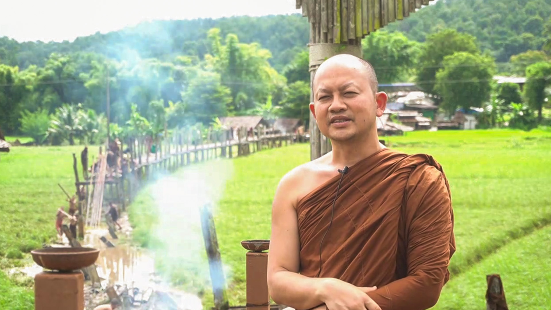 พระเณร เร่งซ่อมสะพานซูตองเป้ หลังน้ำลดแล้ว แต่เสียหายหนัก