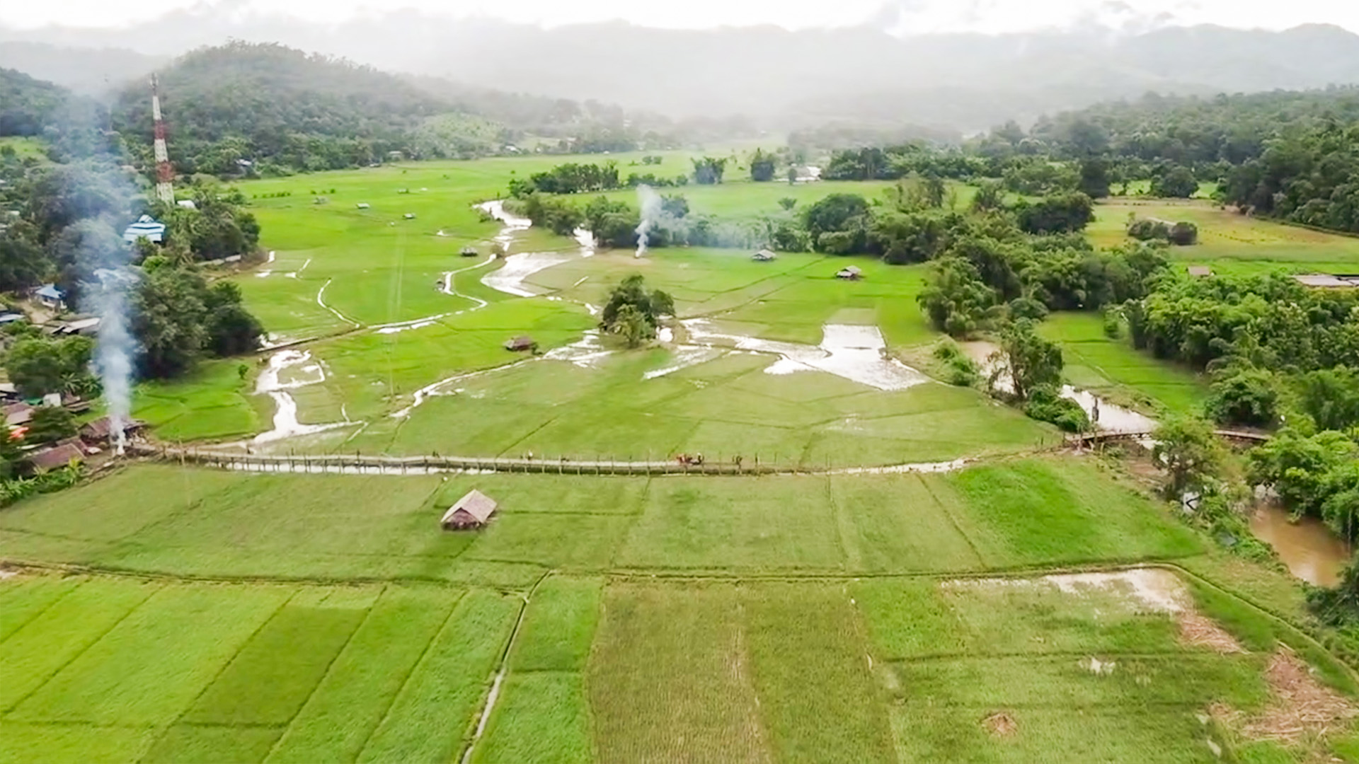 พระเณร เร่งซ่อมสะพานซูตองเป้ หลังน้ำลดแล้ว แต่เสียหายหนัก