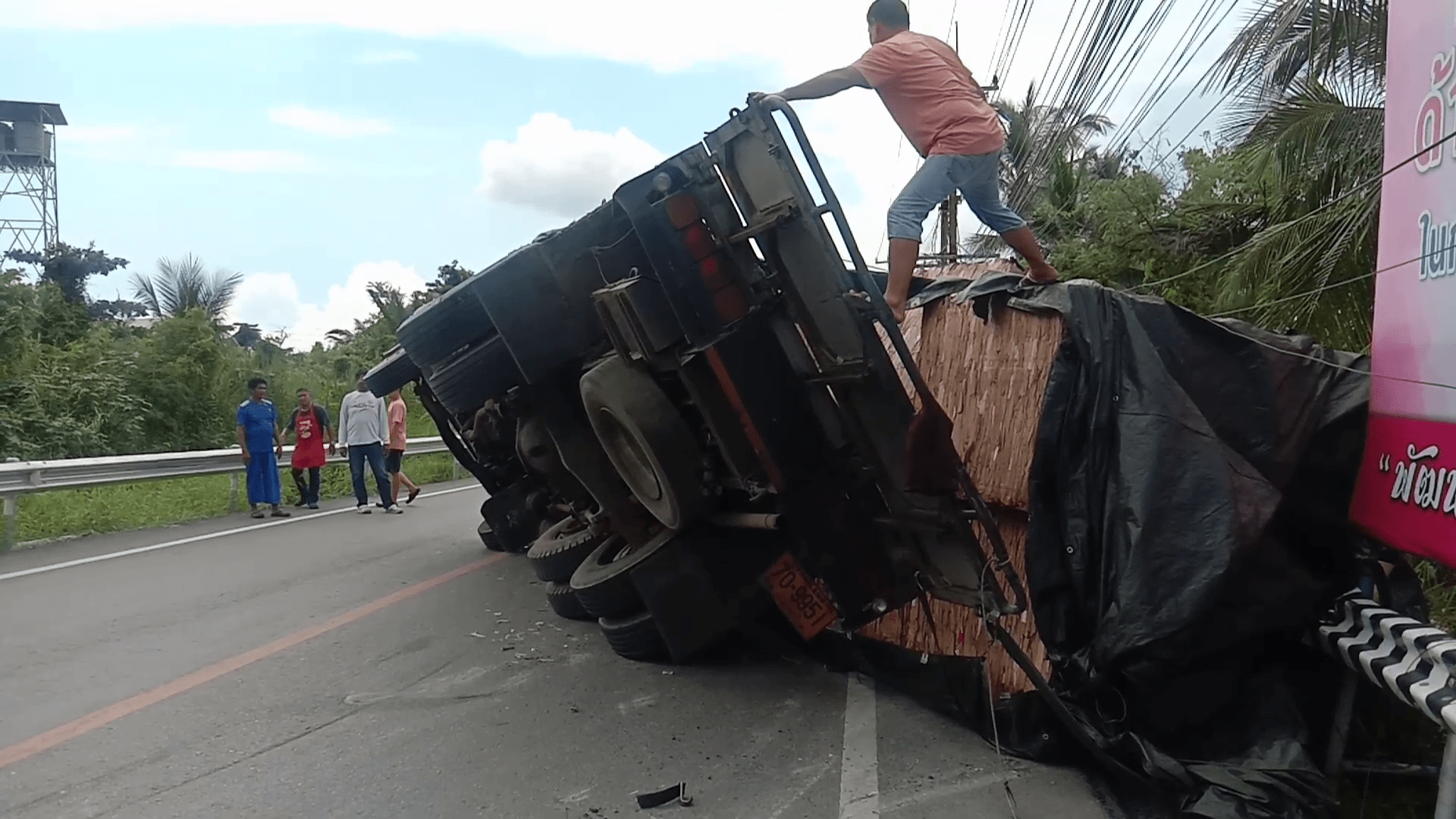 สิบล้อเสียพลิกคว่ำทับรถเก๋งพังยับ คนขับเก๋งรอดตายหวุดหวิด