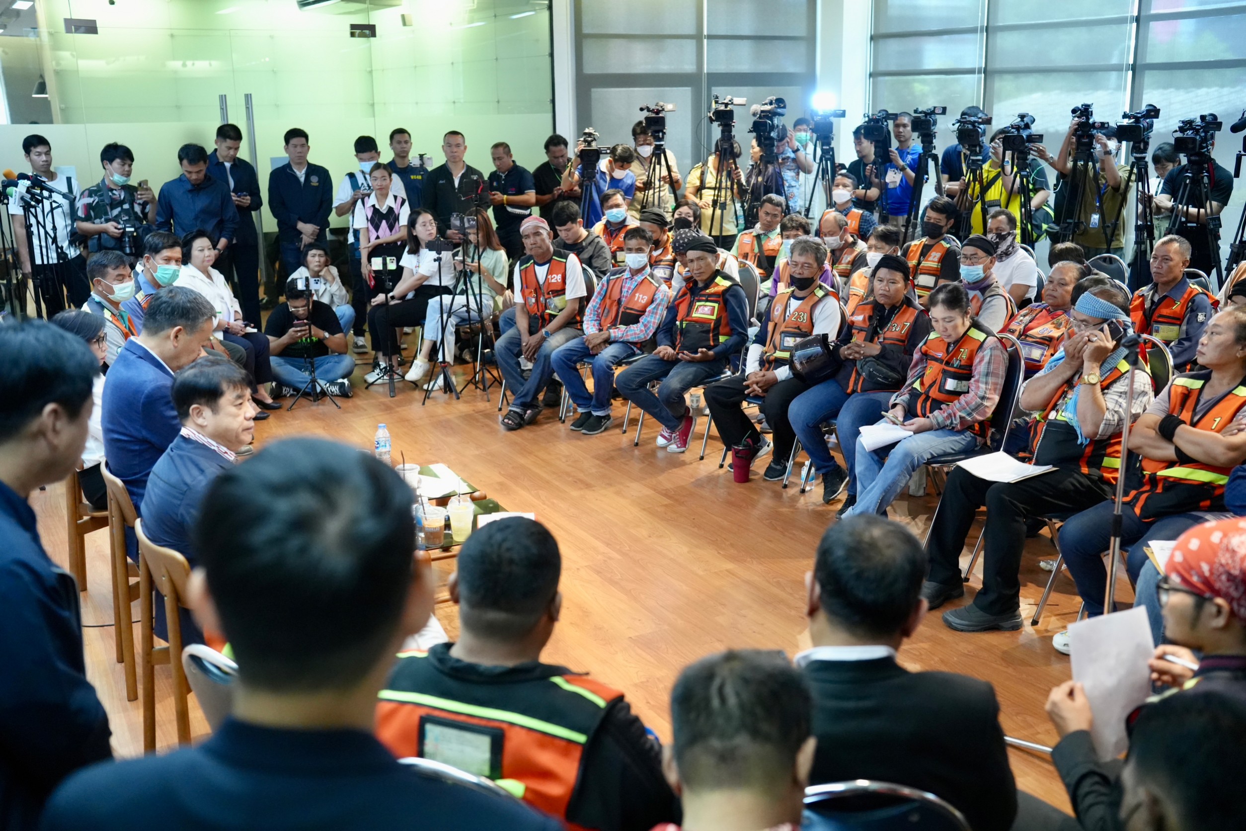"เศรษฐา-สุริยะ" ยืนยันเร่ง 'สะสาง' ปัญหาของ "กลุ่มรถรับจ้าง" - ประสาน ก.แรงงานพิจารณาสวัสดิการ
