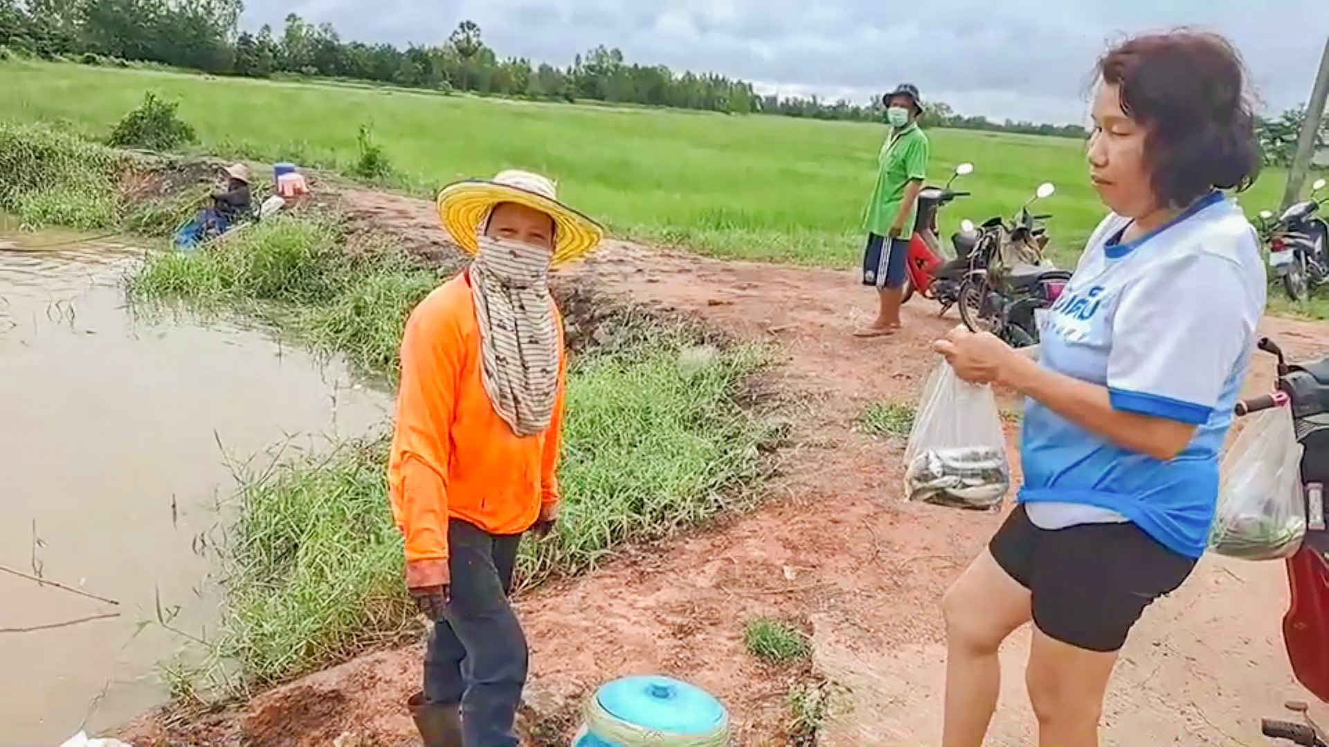 น้ำหลากชาวบ้านแห่หาปลาขายรายได้งาม ส่วนทางการเตือนเฝ้าระวังฝนตกหนัก