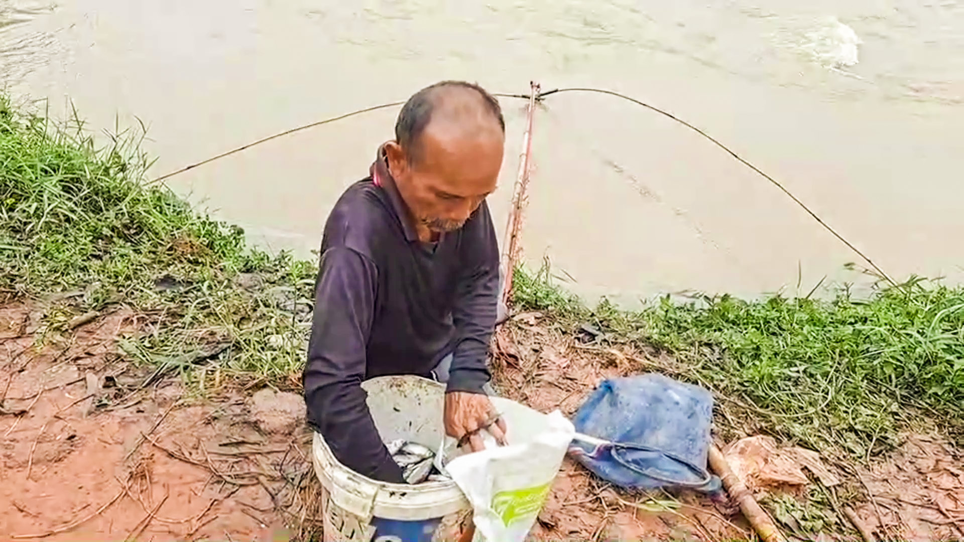 น้ำหลากชาวบ้านแห่หาปลาขายรายได้งาม ส่วนทางการเตือนเฝ้าระวังฝนตกหนัก