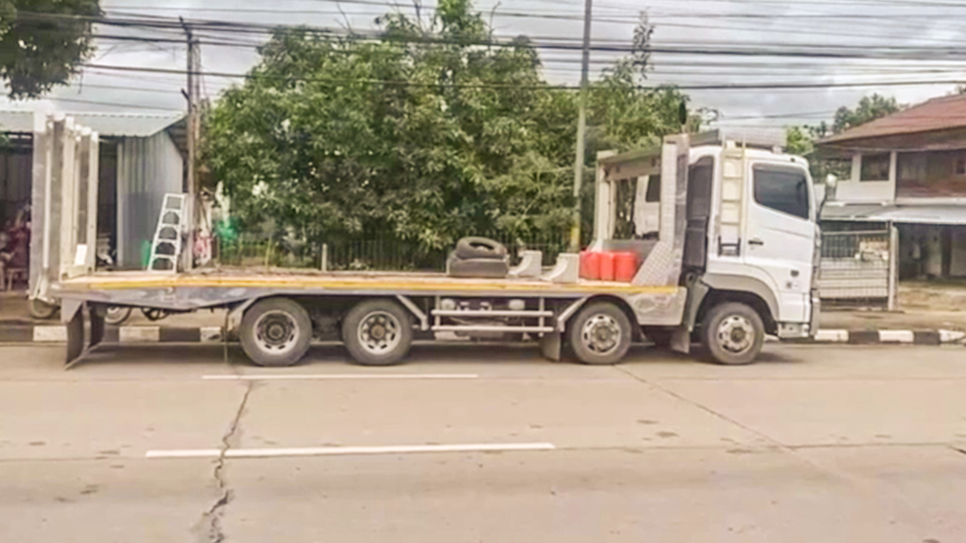 รถเกี่ยวข้าวโพดคว่ำขวางถนน เหตุ รถเทรลเลอร์เลี้ยวโค้งไวเกินไป