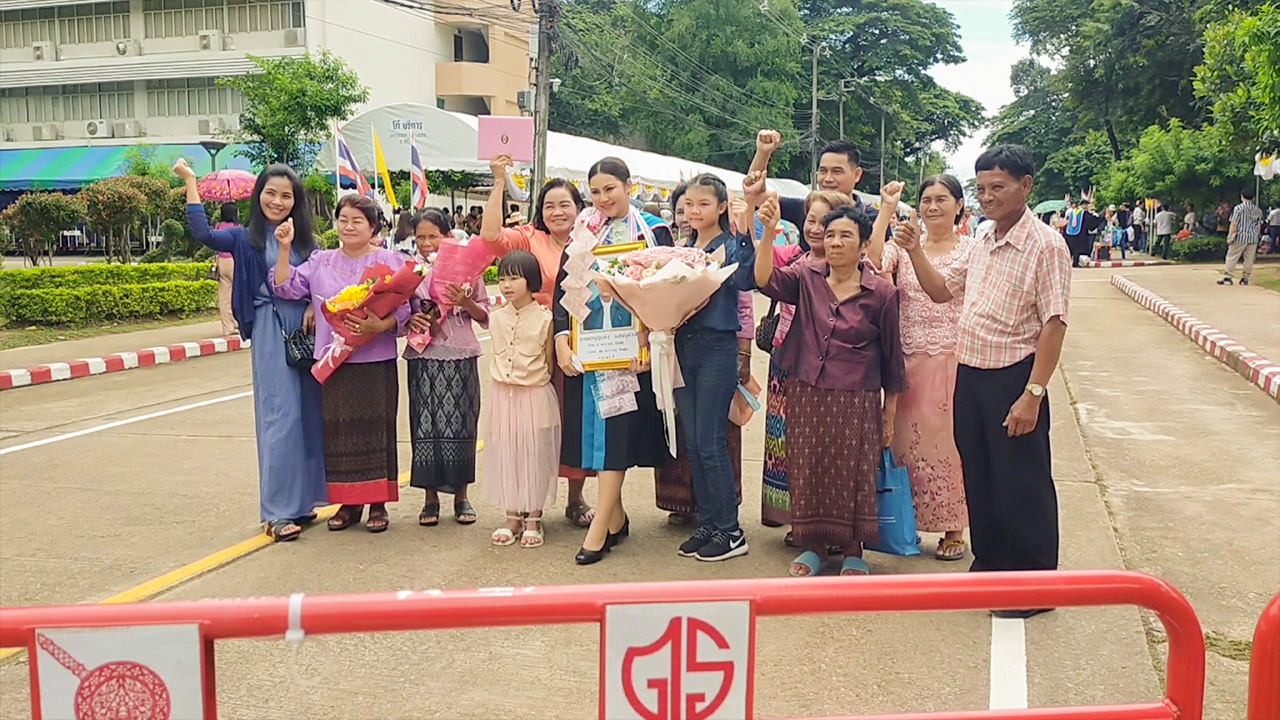 'ปริญญา' ใบนี้ 'แด่พ่อ' บัณฑิตยิ้มทั้งน้ำตา กอดรูปพ่อถ่ายรูปคู่ใบปริญญา