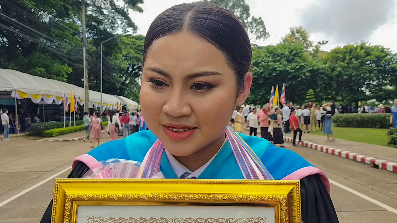 'ปริญญา' ใบนี้ 'แด่พ่อ' บัณฑิตยิ้มทั้งน้ำตา กอดรูปพ่อถ่ายรูปคู่ใบปริญญา
