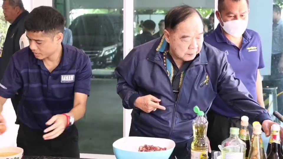 "บิ๊กป้อม" ฟิตข้อแขนรอทีมวอลเลย์บอลหญิงไทย โชว์ทำผัดซีอิ๊วสูตรเด็ด