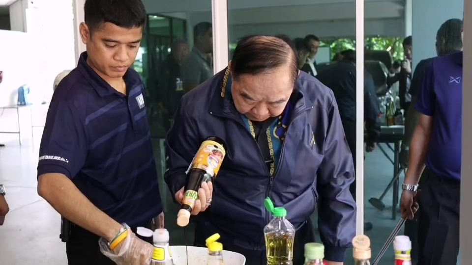 "บิ๊กป้อม" ฟิตข้อแขนรอทีมวอลเลย์บอลหญิงไทย โชว์ทำผัดซีอิ๊วสูตรเด็ด