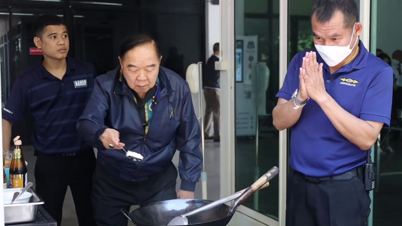 "บิ๊กป้อม" ฟิตข้อแขนรอทีมวอลเลย์บอลหญิงไทย โชว์ทำผัดซีอิ๊วสูตรเด็ด