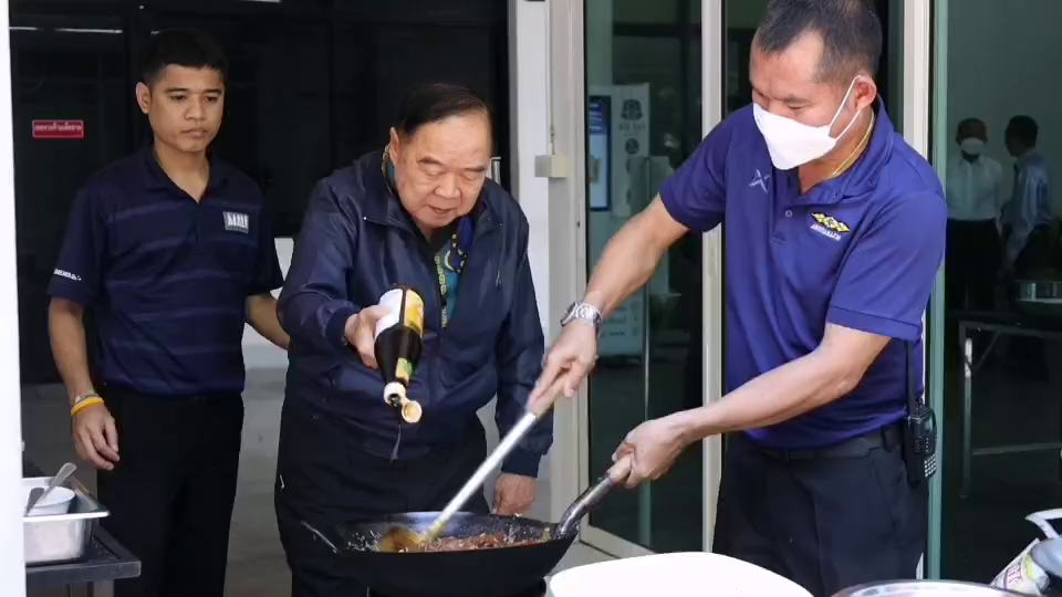 "บิ๊กป้อม" ฟิตข้อแขนรอทีมวอลเลย์บอลหญิงไทย โชว์ทำผัดซีอิ๊วสูตรเด็ด
