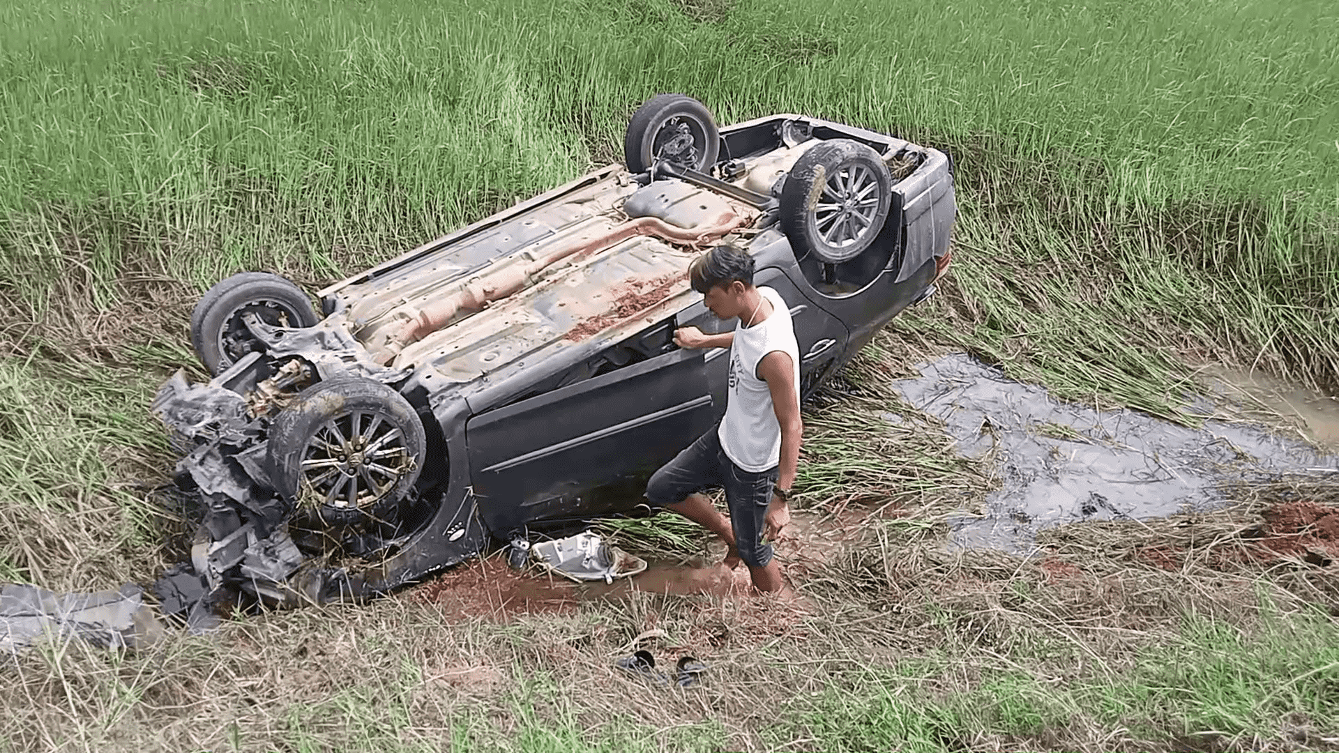 ลุงซิ่งรถเก๋งแหกโค้งพลิกคว่ำหงายท้องกลางทุ่งนา