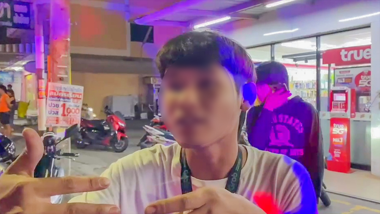 ต่างชาติเมาซิ่งแซงไม่พ้นชนหนุ่มวิ่งโบทล์กำลังส่งลูกค้าได้รับบาดเจ็บคู่
