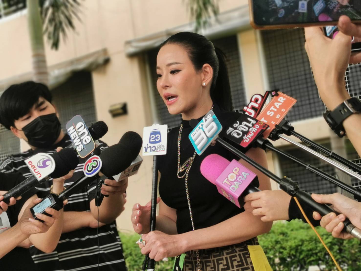 สงบศึก "หนิง ปณิตา" ลั่นให้อภัย "เอ็ม เมทิกา" ก่อนตบไหล่ปลอบใจ