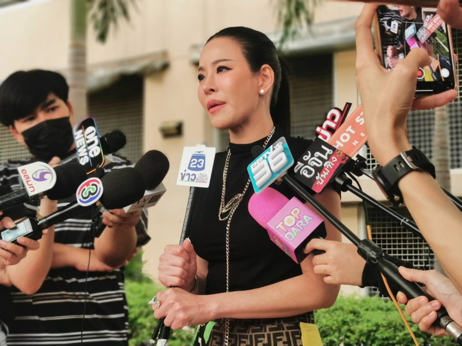 สงบศึก "หนิง ปณิตา" ลั่นให้อภัย "เอ็ม เมทิกา" ก่อนตบไหล่ปลอบใจ