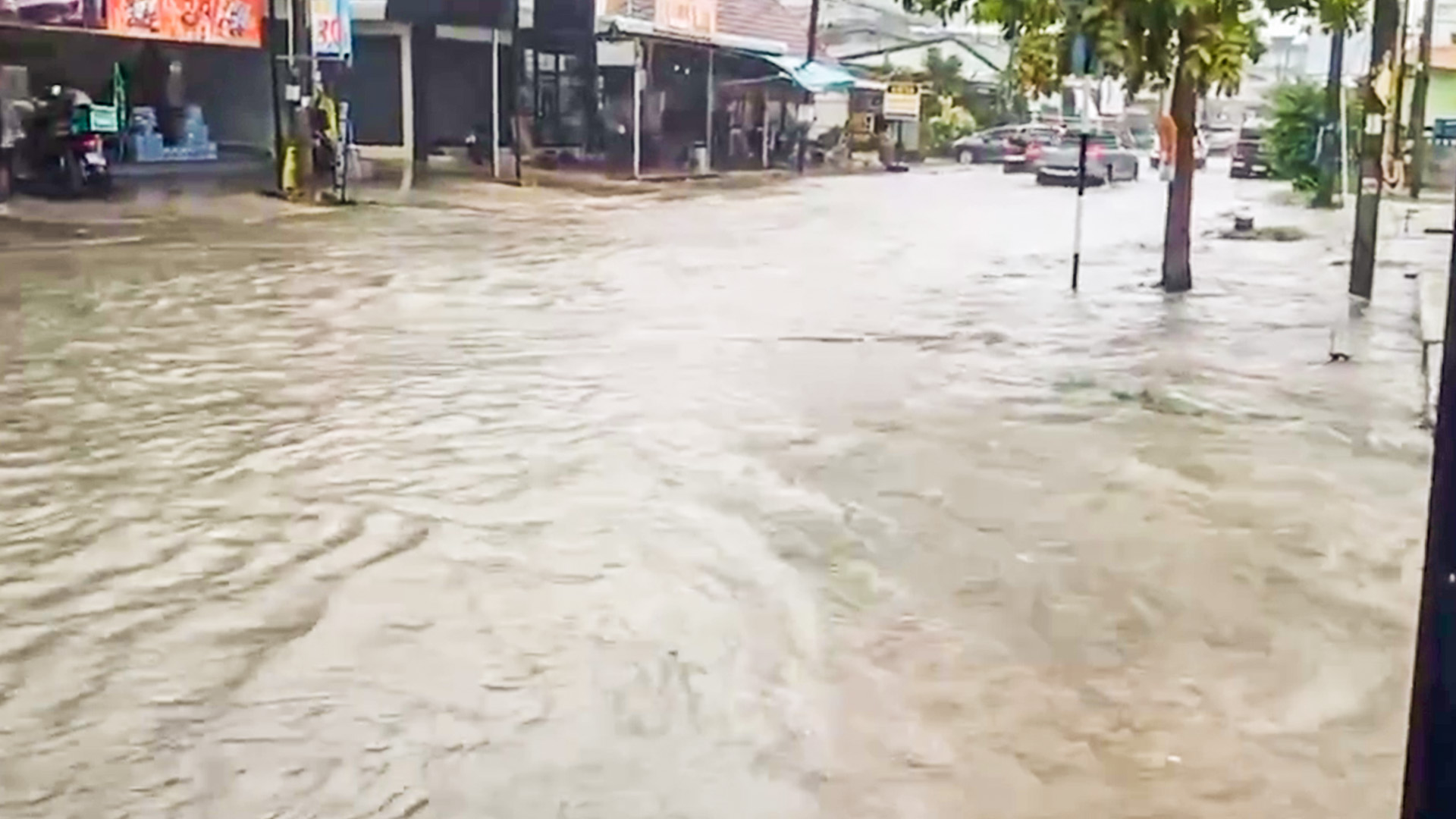 ฝนถล่มทั่วเมืองฝนแปดแดดสี่ ไม่ถึงชั่วโมงอ่วมทั้งเมือง