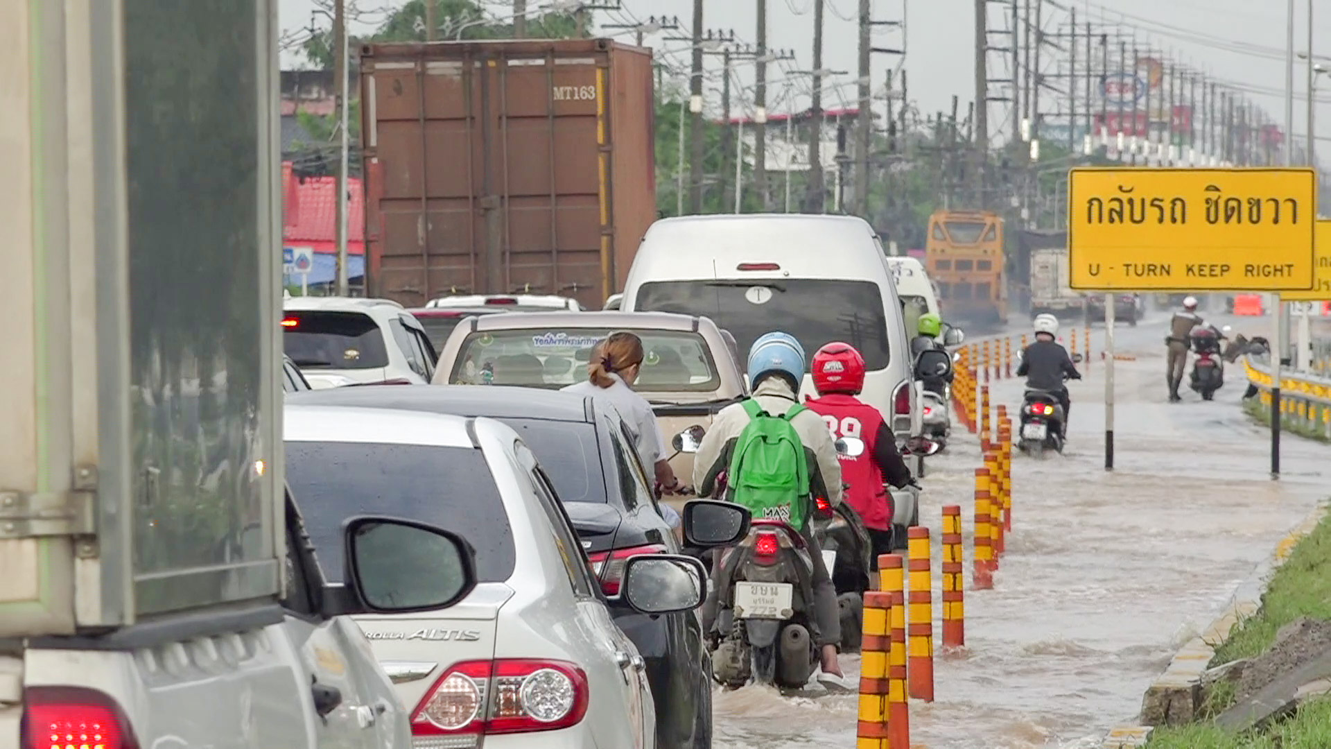 น้ำท่วมถนนมิตรภาพ หน้าตลาดเทิดไท รถติดหนักการจราจรอัมพาต