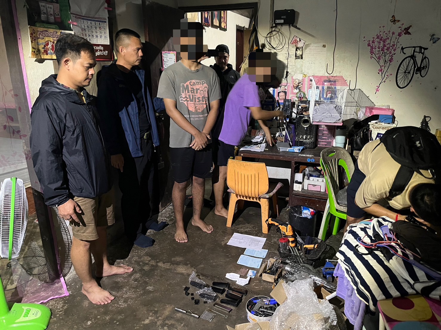 ตำรวจคุมตัวผู้ต้องหาขายปืนและกระสุนปืนให้เด็กชายอายุ 14 ปี ฝากขัง พร้อมคัดค้านประกันตัว ขณะที่การขยายผลจับผู้ต้องหาเพิ่มอีก 3 ราย