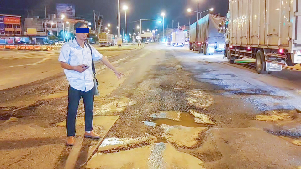ลุง 59 ปีขับรถตกหลุมเสียหลักพุ่งชนเสาไฟแดงหวิดดับ