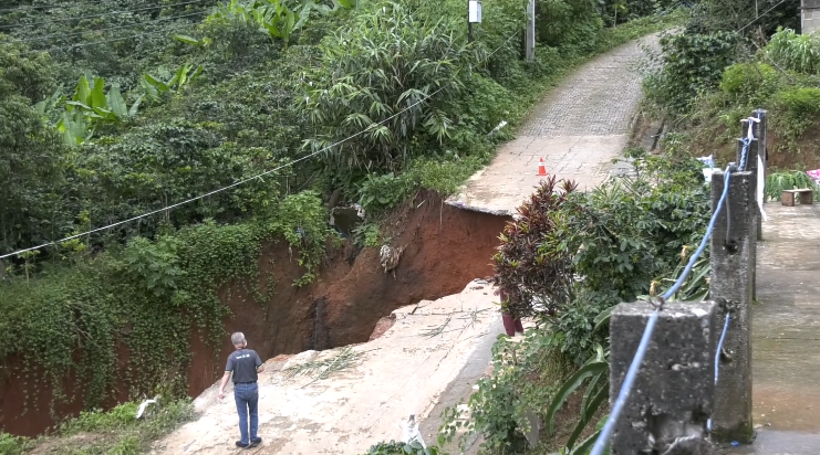 ฝนตกหนักถนนในหมู่บ้านท่องเที่ยวชื่อดังขาด