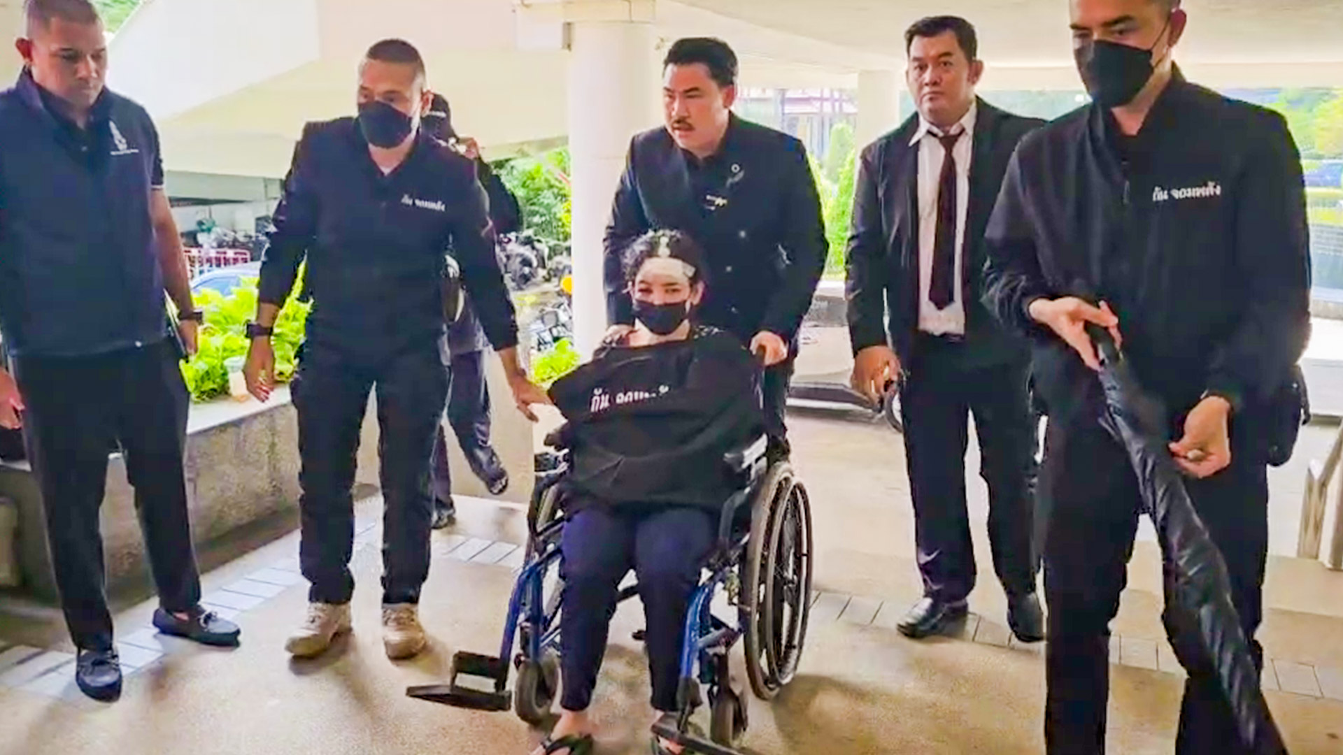 สาวคบหนุ่มลูกทหารโดนทำร้ายซ้ำบังคับให้เสพและขายยา "กัน จอมพลัง" พาร้องบิ๊กโจ๊ก