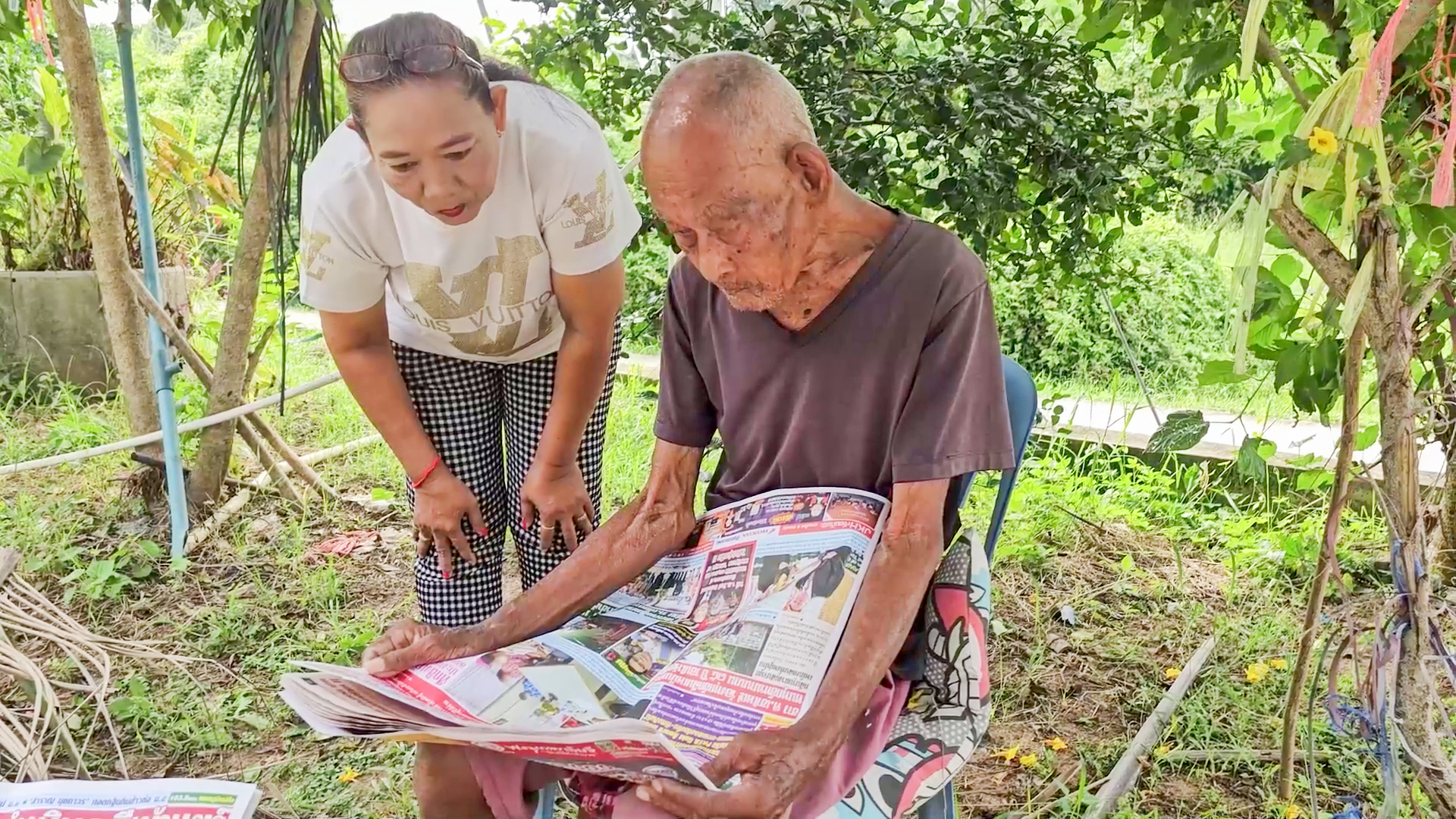 ไม้กวาดทางมะพร้าวโดยคุณตา5แผ่นดินอายุ102ปี