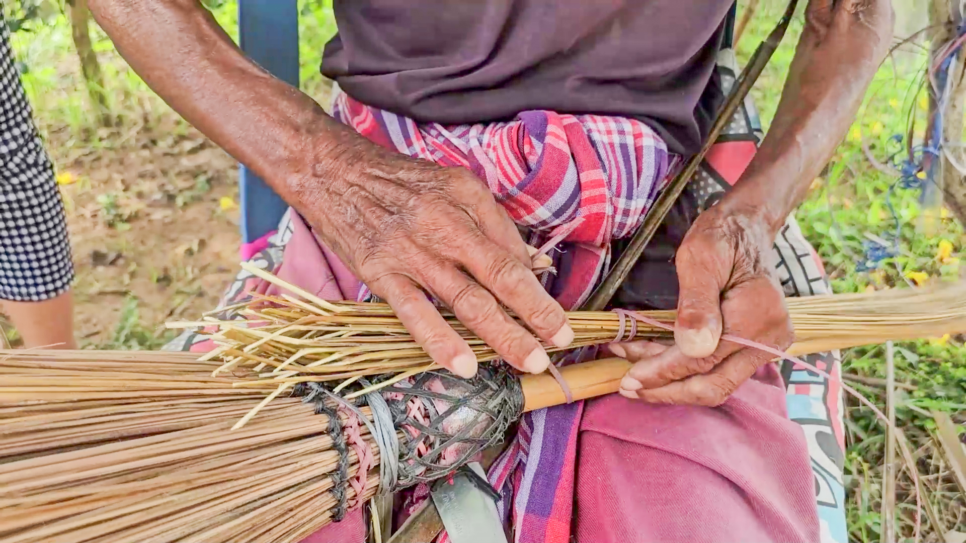 ไม้กวาดทางมะพร้าวโดยคุณตา5แผ่นดินอายุ102ปี
