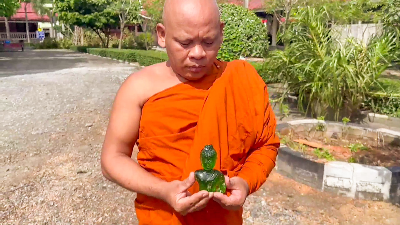คืบหน้า!พระแก้วมรกตในต้นมะม่วง ญาติโยมเตรียมตกแต่งไว้สักการะ ร่างทรงเผยอีกครึ่งท่อนยังอยู่ในต้นไม้