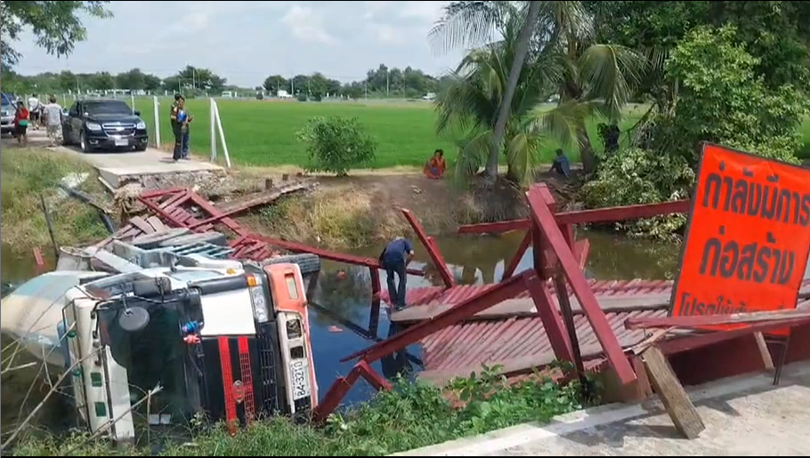 รถปูนดื้อขับขึ้นสะพานไม้ สุดท้ายหักร่วงตกลงคลอง