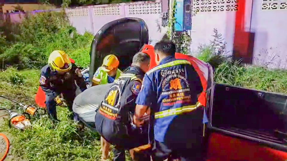 ซิ่งกระบะชนเสาไฟฟ้า 3 สาวติดคารถ สาหัส 2