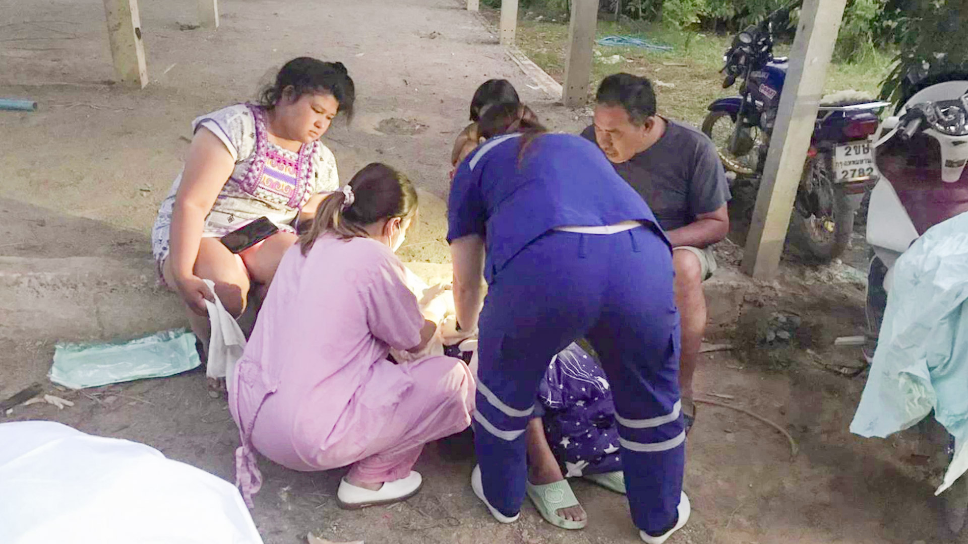 สุดอั้น! สาวปวดท้องทนไม่ไหวคลอดลูกกลางพื้นดิน