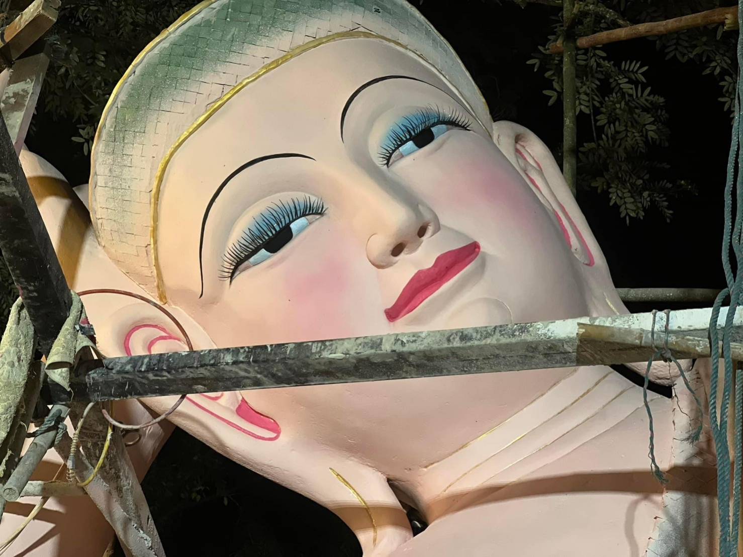 พระนอนตาหวานหน้าฉ่ำ