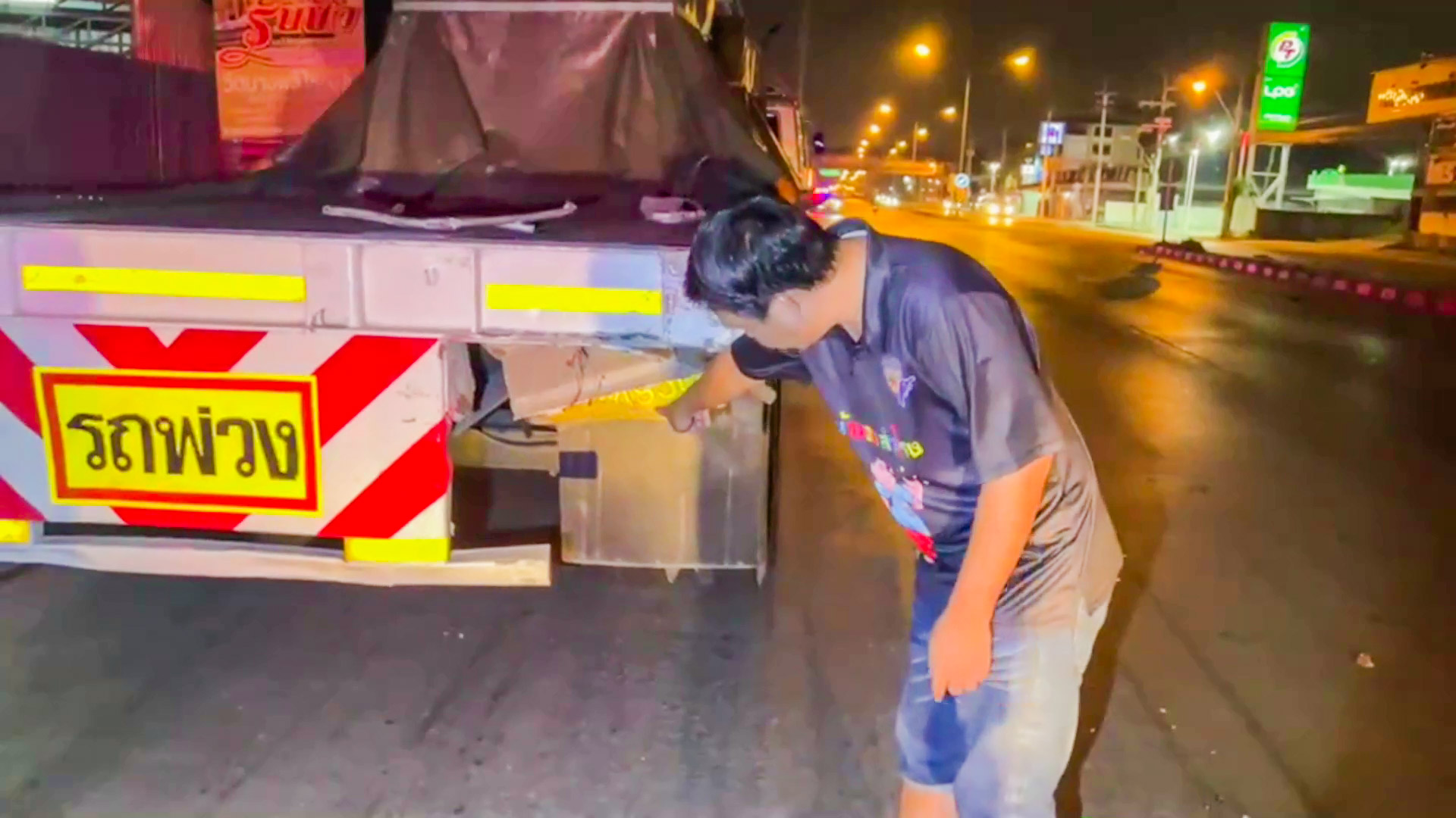 กระบะตู้ทึบเสยท้ายรถพ่วง 18 ล้อ ไม่นานมีเหตุซ้อน จยย.เฉี่ยวชน จนท.ต้องแบ่งกำลังช่วย