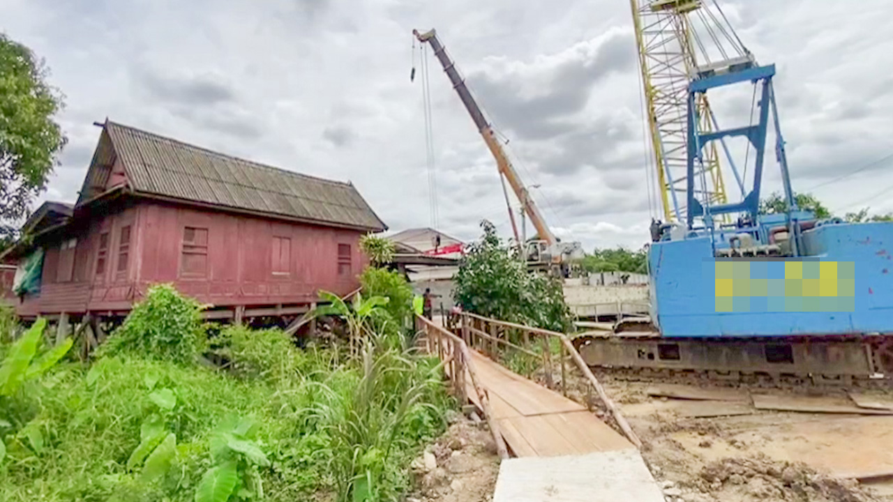 สุดทน! ยายวัย73ปีเดือดร้อนโครงการหมู่บ้านหรูทำบ้านทรุดเอียง