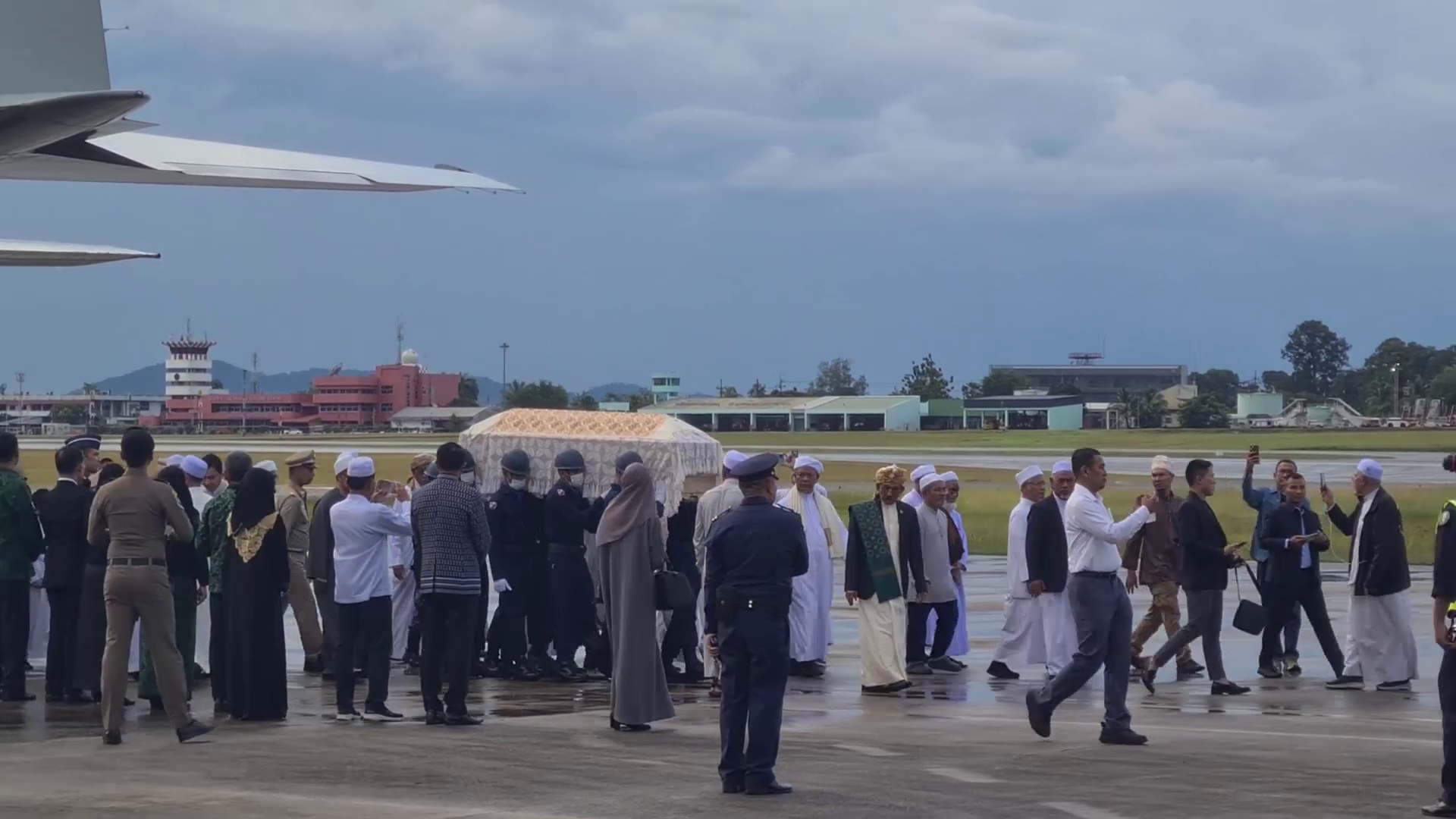 สำนักจุฬาราชมนตรี ออกประกาศการถึงแก่อนิจกรรมของ นายอาศิส พิทักษ์คุมพล จุฬาราชมนตรี คนที่ 18 แห่งราชอาณาจักรไทย ครอบครัวรอรับร่างกลับบ้านเกิดที่ จ.สงขลา