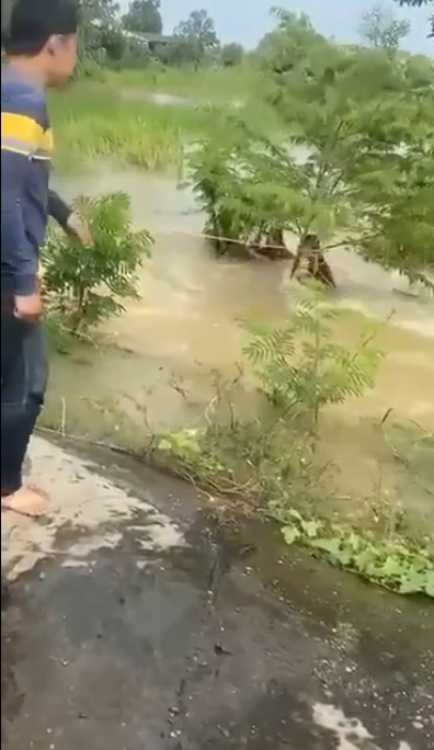 นาทีชาวบ้านระดมทีม ช่วยตา-ยาย จากน้ำเชี่ยว