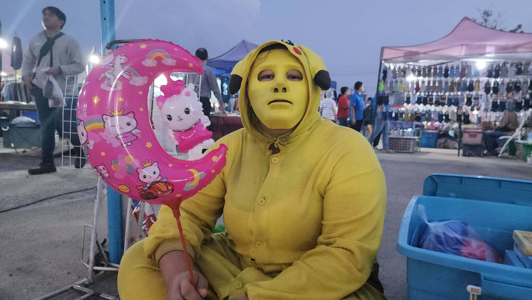 “พิคาชู” สู้ชีวิต ขายของหาทุนเรียน