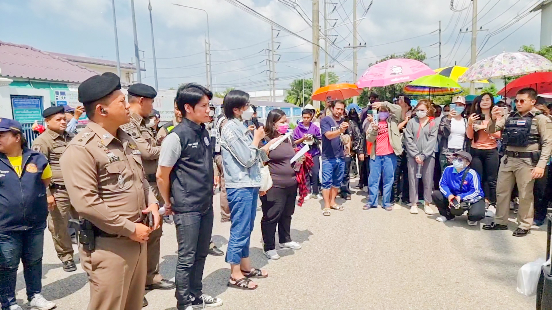 โรงงานปิดตัวกะทันหันทำพนักงาน 250 คนตกงาน ก่อนรวมตัวเรียกร้องค่าชดเชย