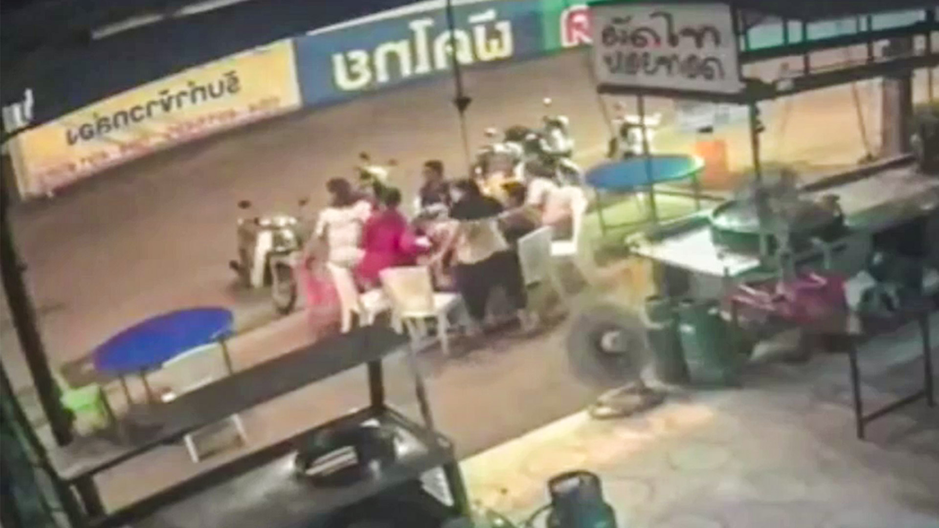 หวิดตายหมู่! เก๋งมาแรงพุ่งชนรถจอดข้างทางกวาดเรียบระเนระนาด 6 คันรวด