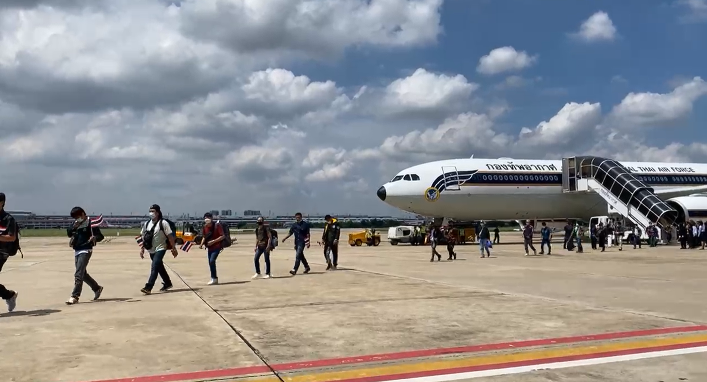 คนไทยทั้ง 139 ชีวิตในอิสราเอลถึงไทยแล้ว หนึ่งในนั้นสุดตื้นตันก้มกราบพื้นแผ่นดินมาตุภูมิ ขณะที่กองทัพอากาศ เตรียมปรับแผนการบิน เร่งอพยพแรงงานไทย