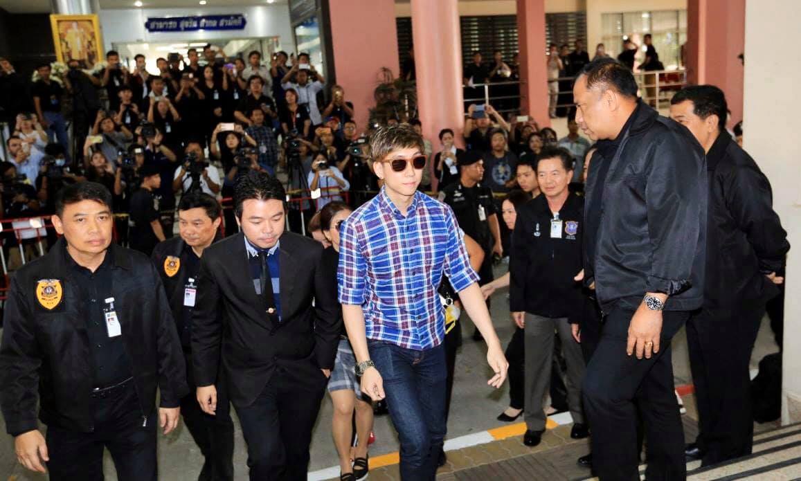 "เบนซ์ เรซซิ่ง" สวมกอดแม่หลังพ้นคุก ถามหาใครรับผิดชอบได้บ้าง
