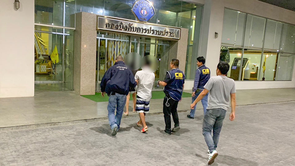รวบผัว-เมีย ใช้มีดแทงแม่ 13 แผล นำศพยัดโอ่งอำพรางคดี
