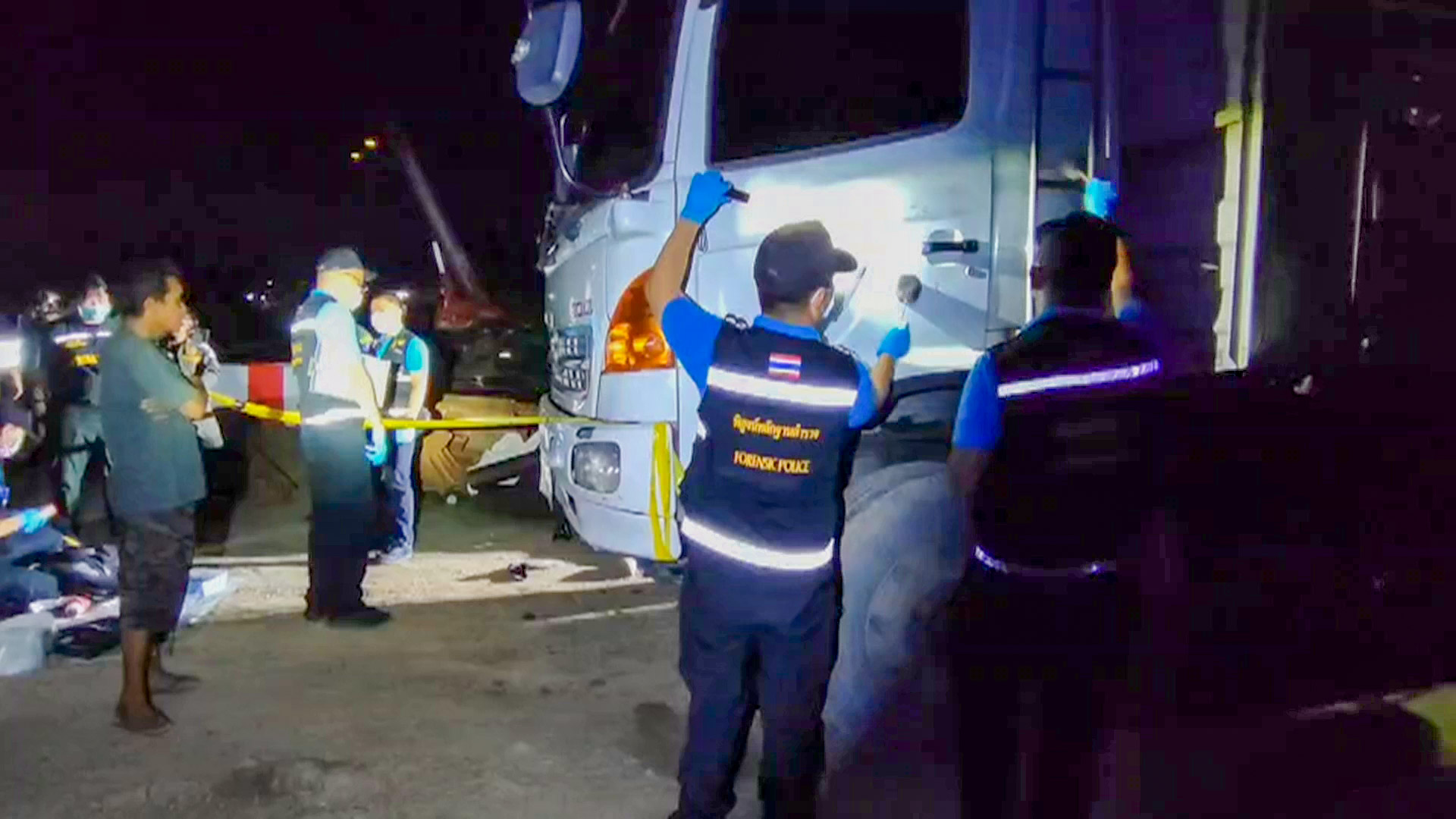 พบศพคนขับสิบล้อเสียชีวิตข้างรถศีรษะแตกเลือดนองพื้น