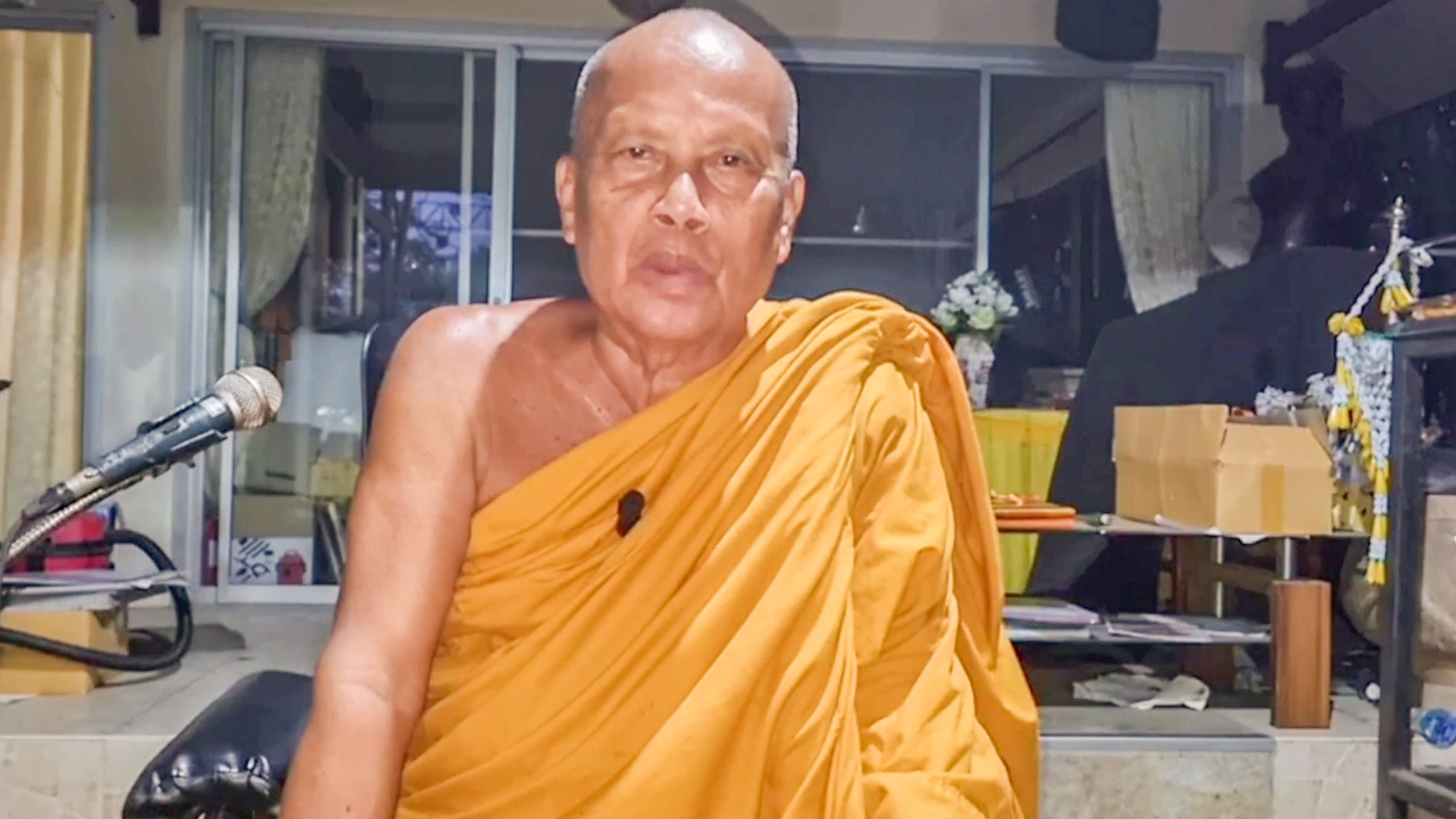 "พระพยอม" ติงพระสงฆ์ร้องคาราโอเกะ เป็นนักสวดไม่ใช่นักร้องควรสึกสมัครร้องเพลง