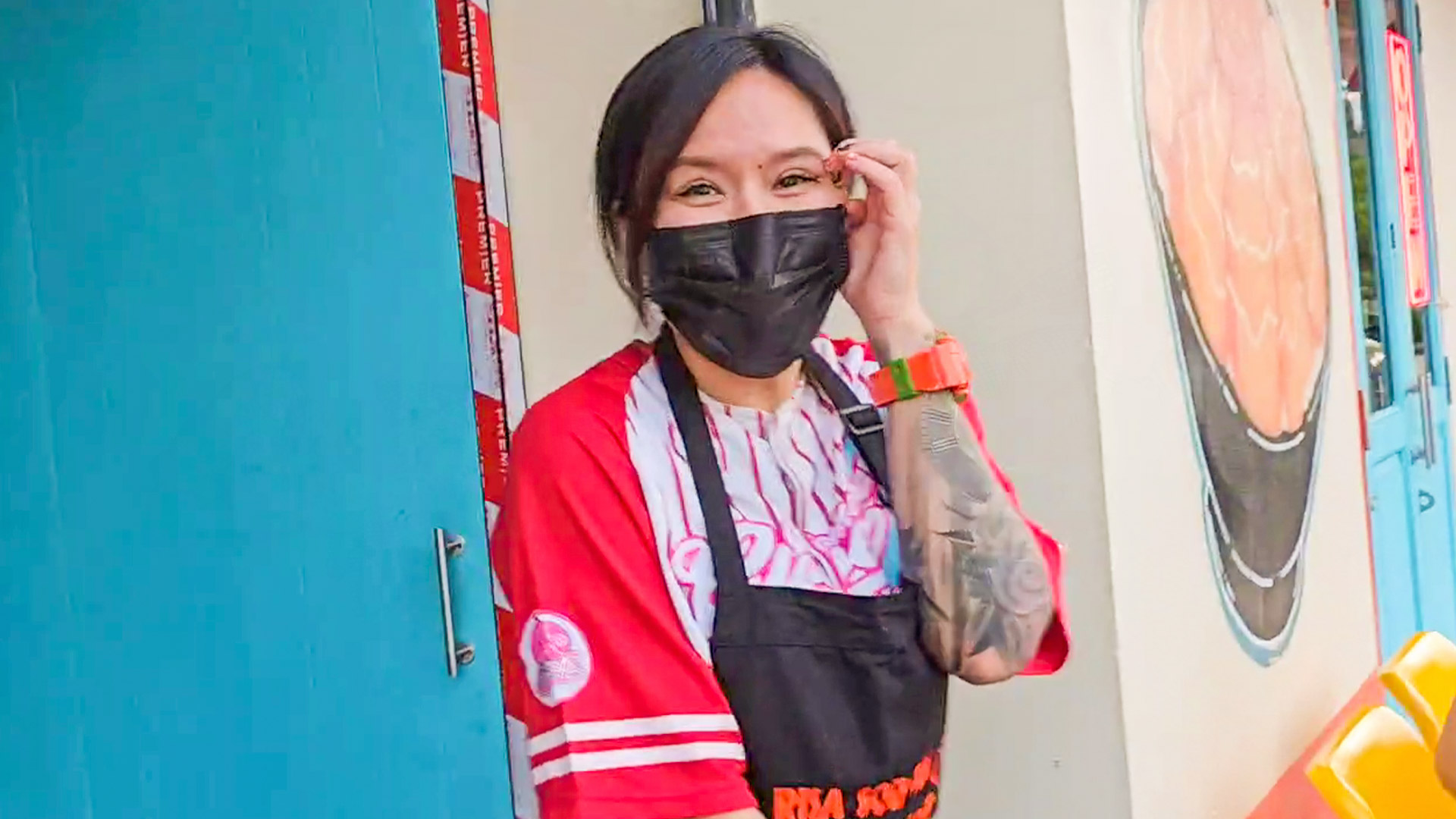 กู้ภัยสัตหีบวุ่น หญิงสาวผวาแจ้ง “จระเข้” บุกเข้าร้านขายอาหารสด