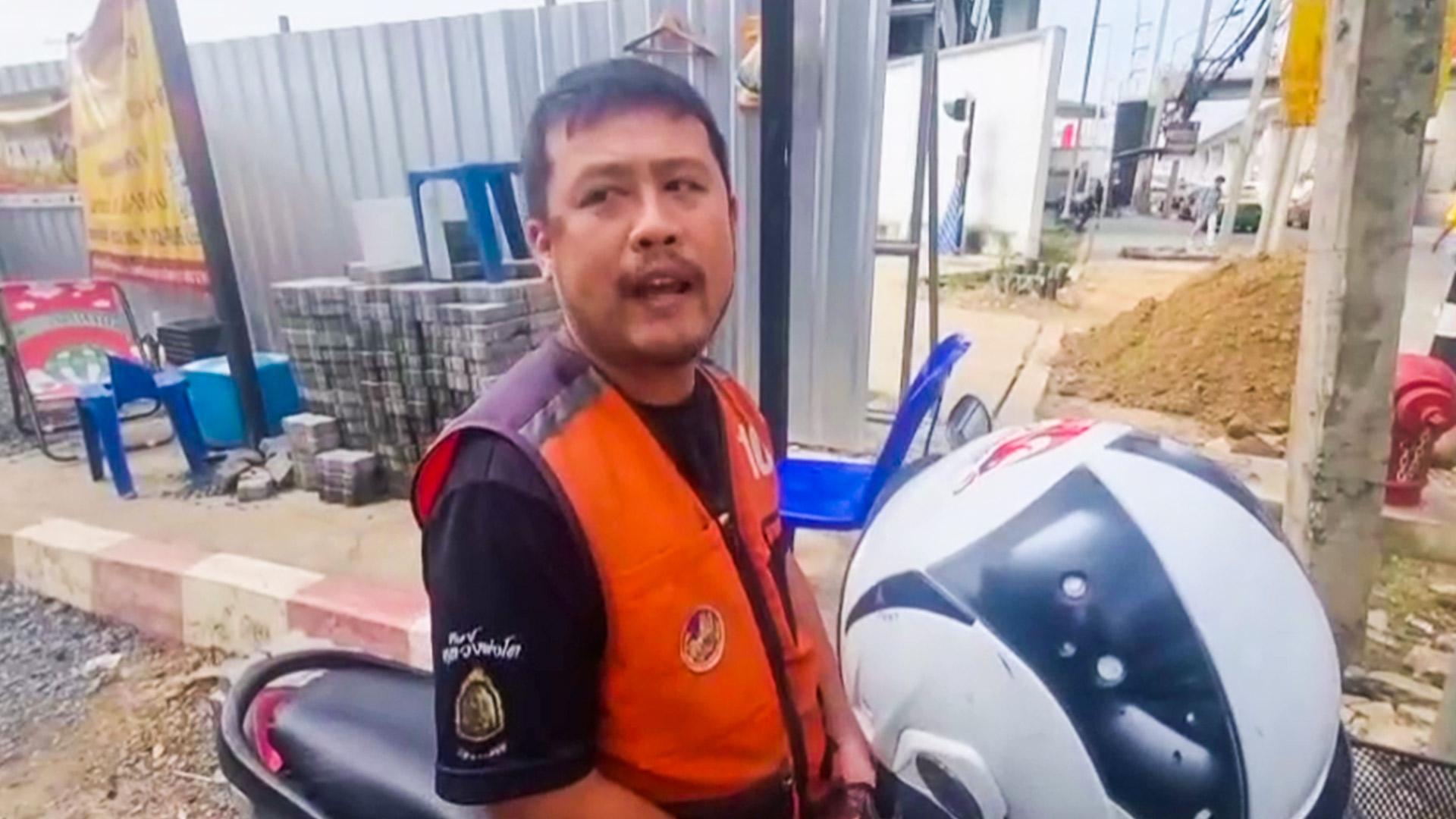 ฝาท่อระบายน้ำเปิดกลางถนนรถยนต์ตกท่อเสียหาย 5 คัน